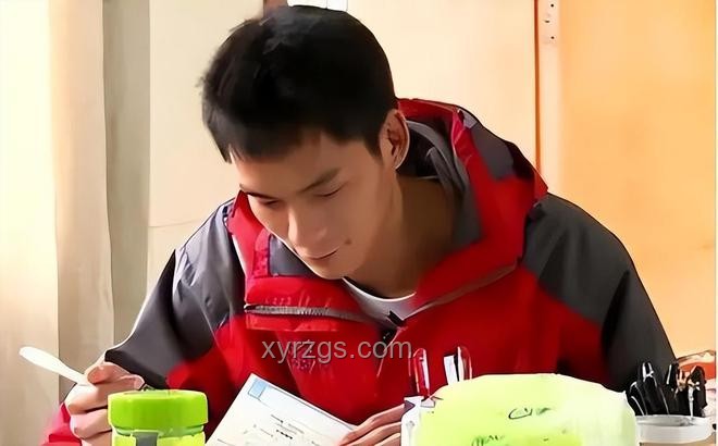 曾高考16次的唐尚珺：执着背后的教育选择与人生启示